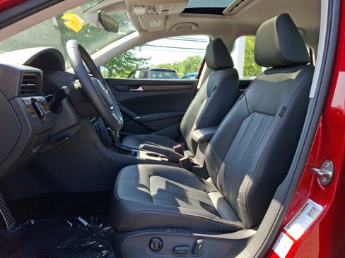Certified 2022 Volkswagen Passat 2.0T FWD image 15