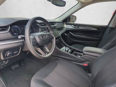 Used 2023 Jeep Grand Cherokee Laredo RWD image 8