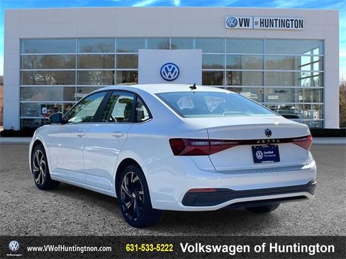 Certified 2025 Volkswagen Jetta SE w/ Sunroof Package image 4