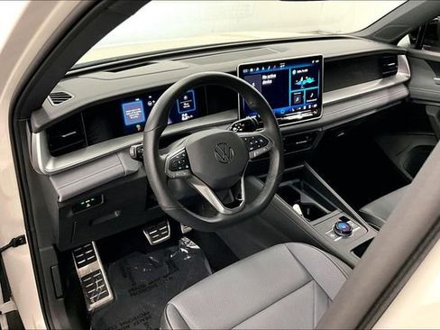 Used 2025 Volkswagen Tiguan SE R-Line AWD/4WD image 16