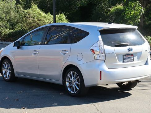 Used 2012 Toyota Prius V Five w/ Preferred Accessory Pkg FWD image 4