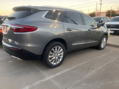 Used 2020 Buick Enclave Essence w/ Sound and Sites Package image 3