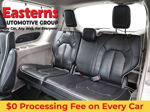 Used 2023 Chrysler Pacifica Limited FWD image 27