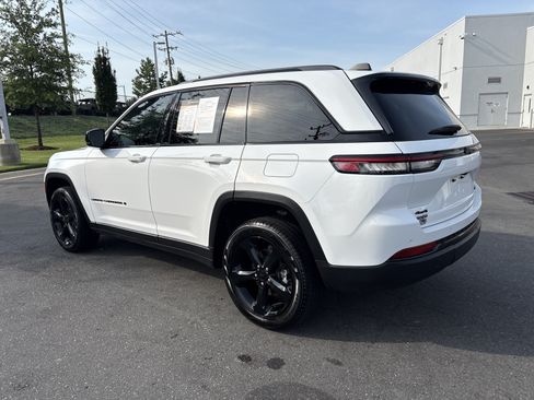 Certified 2024 Jeep Grand Cherokee Limited w/ Black Appearance Package AWD/4WD image 7