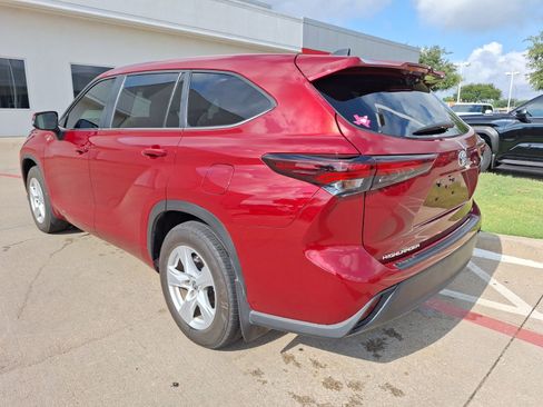 Used 2024 Toyota Highlander LE image 4