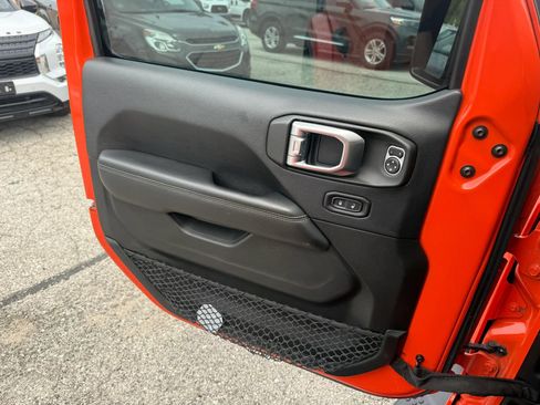 Used 2018 Jeep Wrangler Unlimited Sahara AWD/4WD image 23