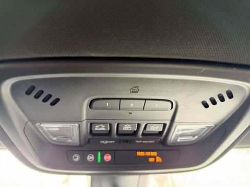 Used 2023 Chevrolet Traverse RS image 29