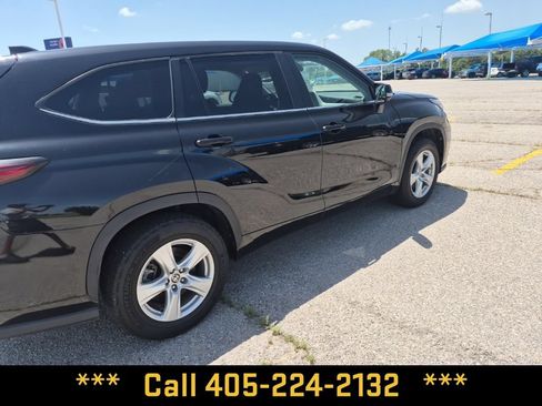 Used 2024 Toyota Highlander LE FWD image 16