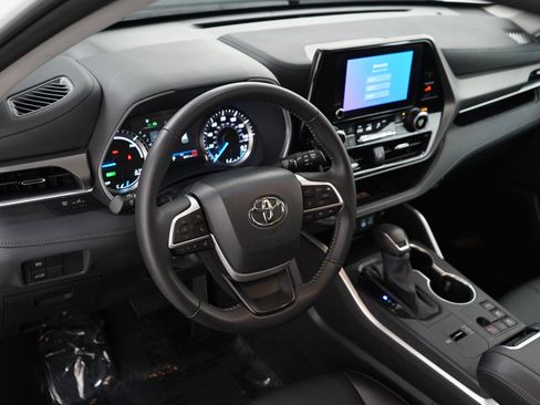 Used 2025 Toyota Highlander XLE AWD/4WD image 21