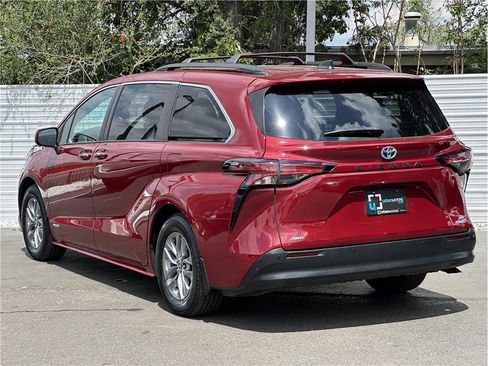 Used 2021 Toyota Sienna XLE AWD/4WD image 3