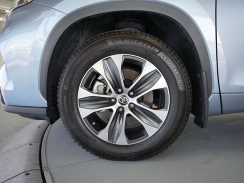 Used 2022 Toyota Highlander XLE AWD/4WD image 9