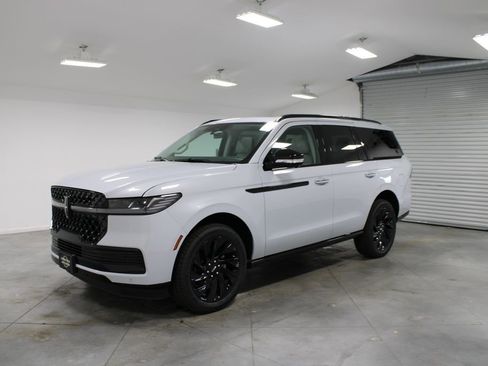 New 2026 Lincoln Navigator Reserve AWD/4WD image 3