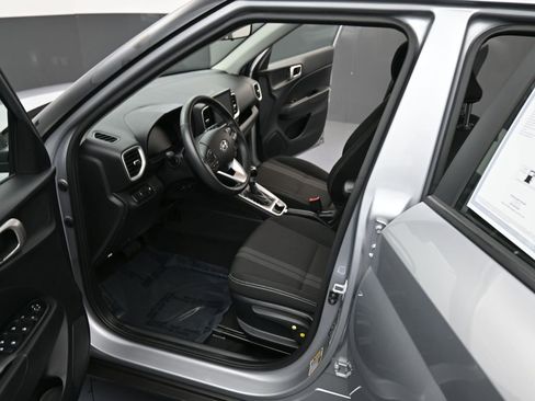 Certified 2025 Hyundai Venue SEL image 12