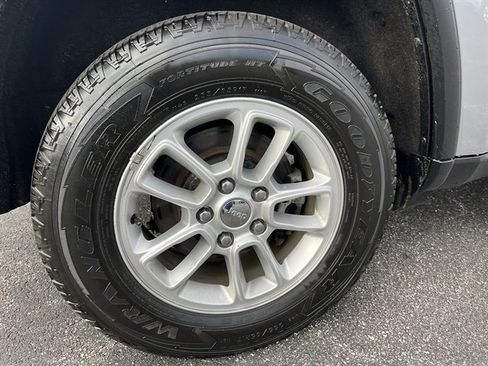 Used 2018 Jeep Grand Cherokee Laredo image 8