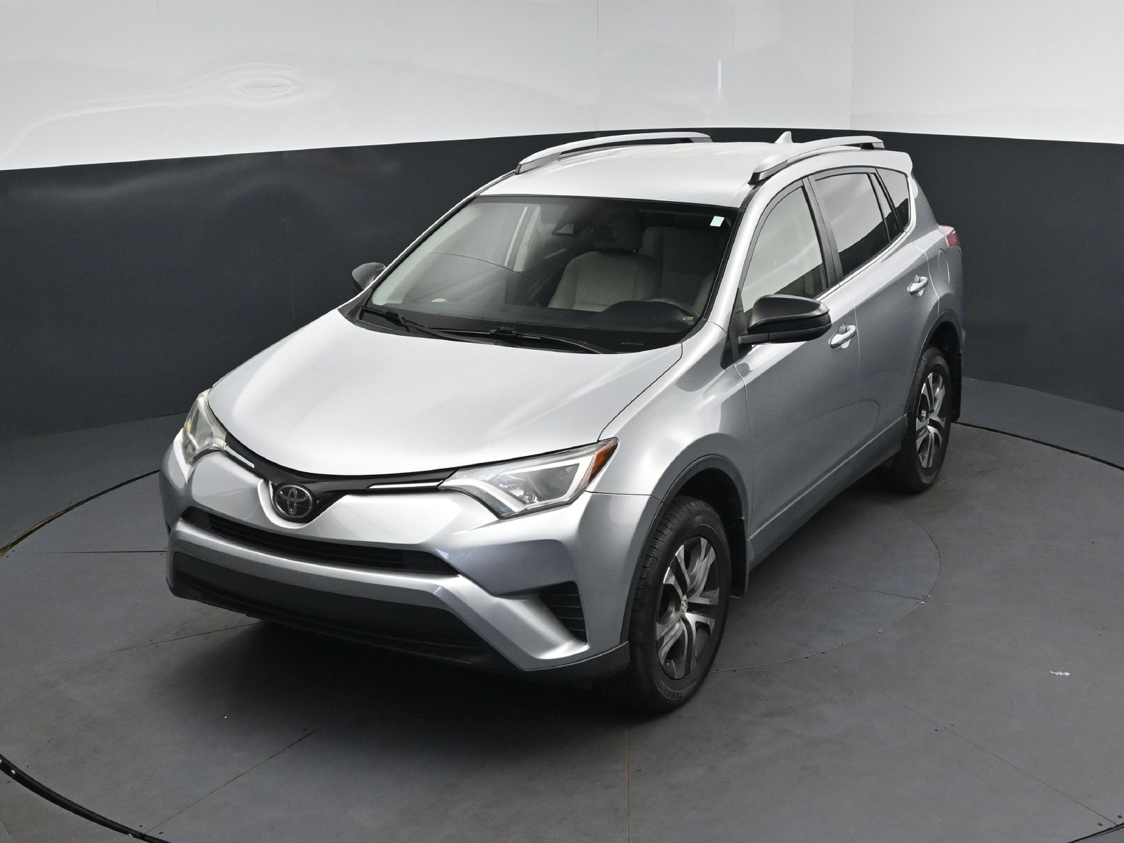 Used 2018 Toyota RAV4 LE FWD image 30