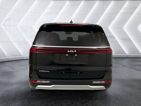 Used 2023 Kia Carnival LX FWD image 5