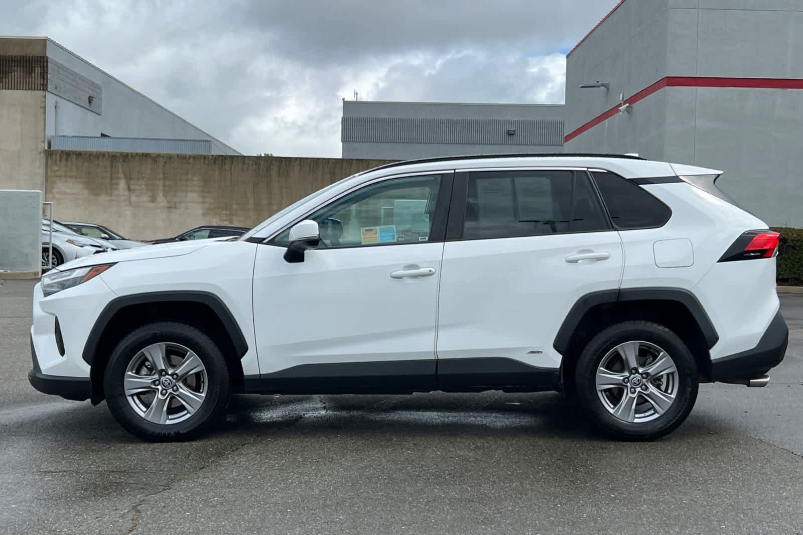 Used 2022 Toyota RAV4 XLE AWD/4WD image 9