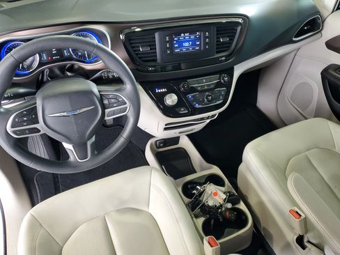 Used 2017 Chrysler Pacifica LX FWD image 13