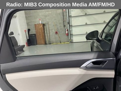 Used 2025 Volkswagen Taos SE image 15