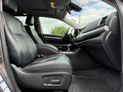 Used 2019 Toyota Highlander XLE AWD/4WD image 20