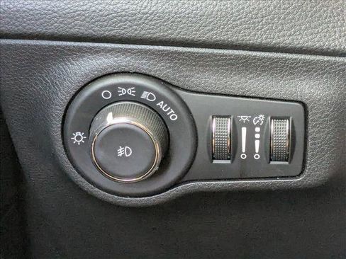 Used 2019 Jeep Compass Latitude FWD image 11