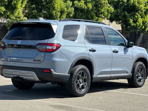 Used 2025 Honda Pilot TrailSport image 4