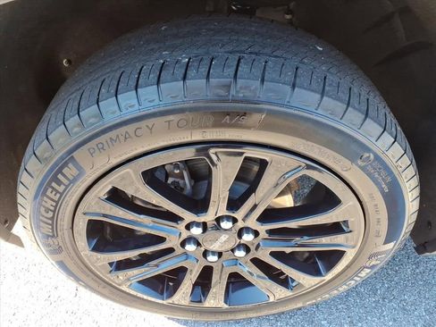 Used 2023 GMC Acadia SLE w/ Driver Convenience Package image 10