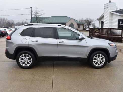Used 2017 Jeep Cherokee Latitude w/ Comfort & Convenience Group image 2