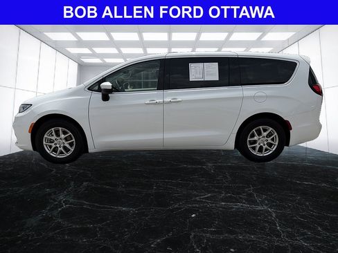 Used 2023 Chrysler Pacifica Touring-L FWD image 2