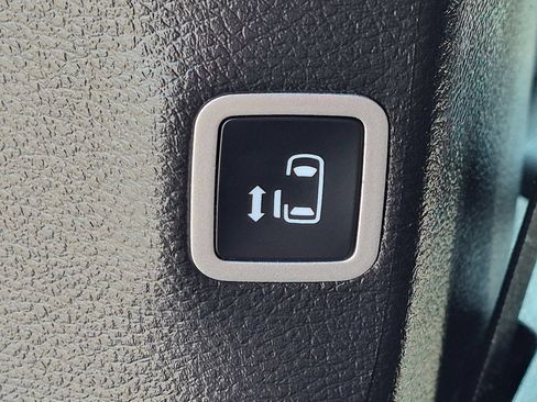 Used 2025 Chrysler Pacifica Select FWD image 29