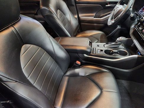 Used 2022 Toyota Highlander XLE FWD image 32