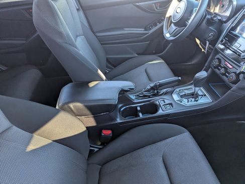 Used 2017 Subaru Impreza 2.0i Premium image 11