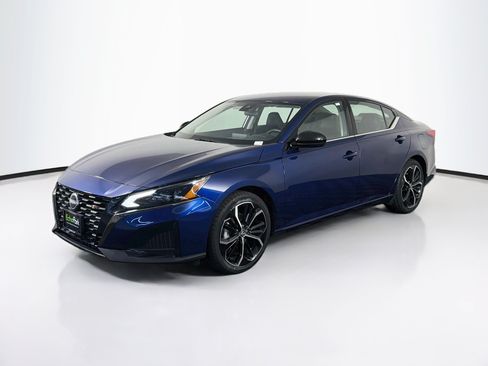 Used 2024 Nissan Altima 2.5 SR FWD image 3