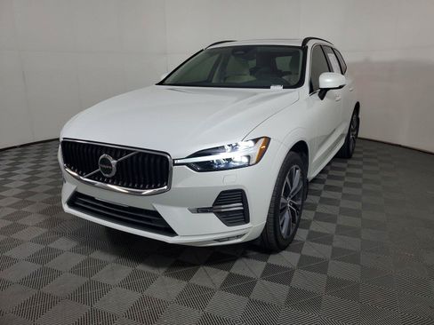 Used 2022 Volvo XC60 B5 Momentum w/ Climate Package FWD image 3