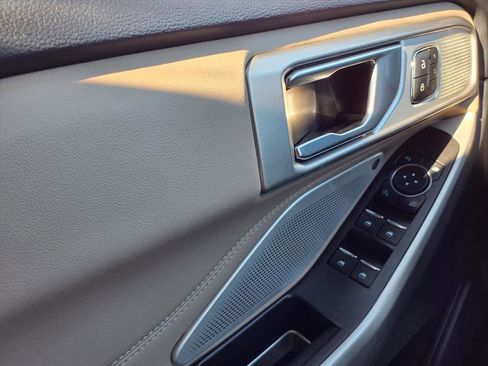 Used 2023 Ford Explorer Limited w/ Limited Technology Package image 19