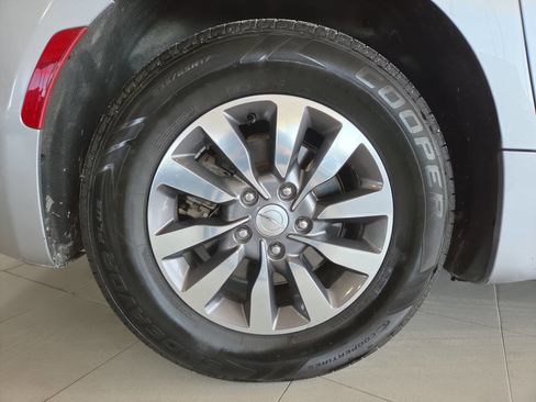 Used 2019 Chrysler Pacifica Touring-L Plus FWD image 10
