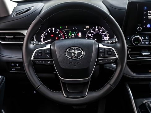 Used 2024 Toyota Highlander XLE image 18