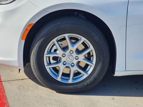 New 2026 Chrysler Pacifica Select image 11