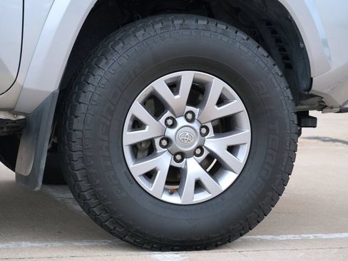 Used 2018 Toyota Tacoma SR5 RWD image 33