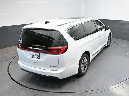 Used 2023 Chrysler Pacifica Limited FWD image 38