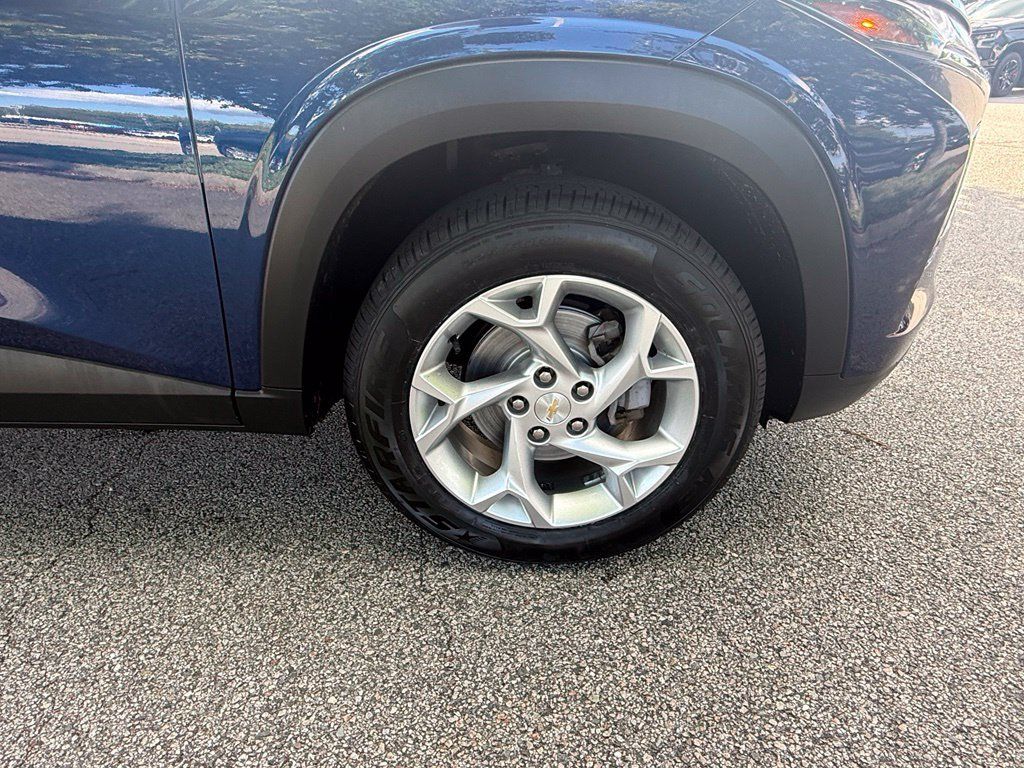 Used 2024 Chevrolet Trax LS w/ LS Convenience Package FWD image 33