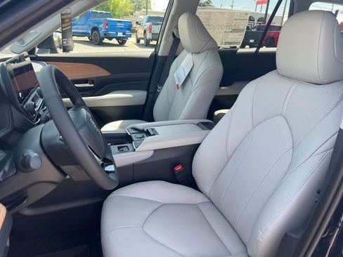 New 2026 Toyota Grand Highlander FWD image 12
