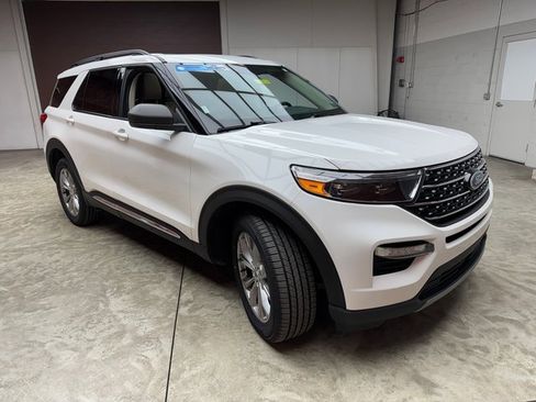 Used 2022 Ford Explorer XLT w/ Equipment Group 202A image 7