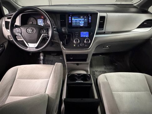 Used 2015 Toyota Sienna LE image 32