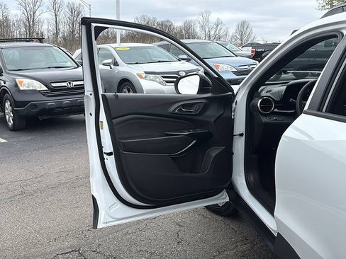 Used 2025 Chevrolet Trax RS w/ Sunroof Package FWD image 11