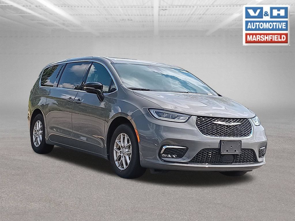 Used 2025 Chrysler Pacifica Select FWD image 1