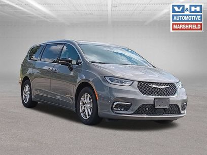 Used 2025 Chrysler Pacifica Select