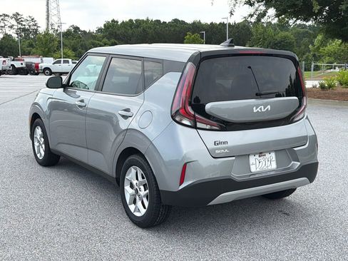 Used 2023 Kia Soul LX w/ LX Technology Package FWD image 5
