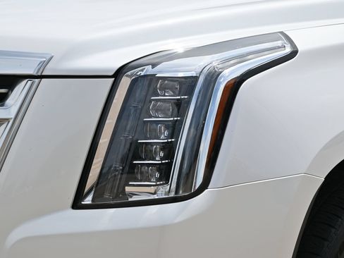 Used 2017 Cadillac Escalade Platinum RWD image 28