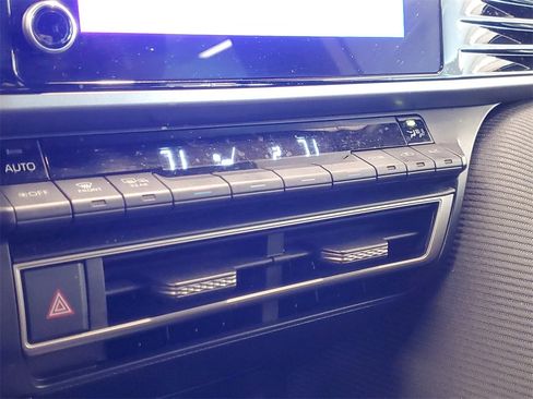 Used 2025 Toyota Camry SE image 27